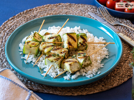 Brochetas de calabacín y queso feta: una receta fácil, saludable y repleta de sabor que se prepara en un santiamén