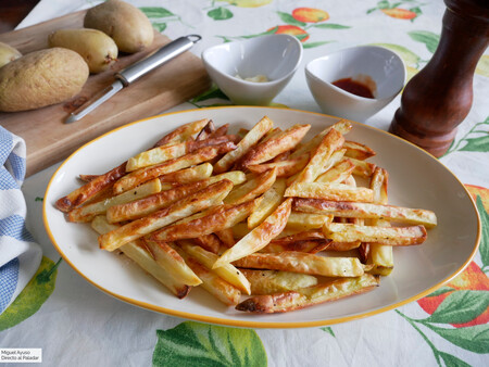 Cómo hacer patatas fritas en freidora sin aceite: la receta para que queden crujientes por fuera y tiernas por dentro