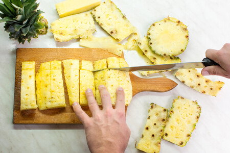 Cortando piña en tacos