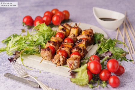 Brochetas de cerdo caramelizado con piña: receta rápida para cenar bien