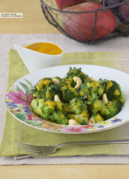 Brócoli con salsa de mango y anacardos. Receta ligera de guarnición