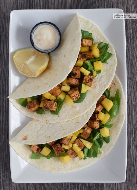 Tacos de tofu y mango con salsa de cacahuete