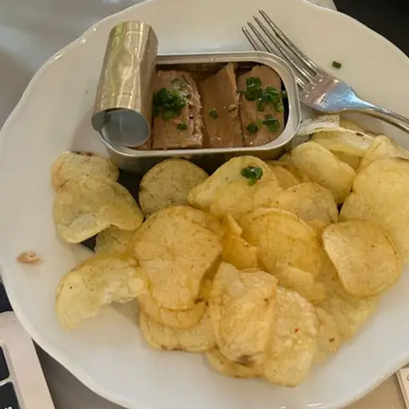 "En España no es raro": una canadiense flipa al pagar 25 dólares por una lata de atún y unas patatas fritas en un bar español